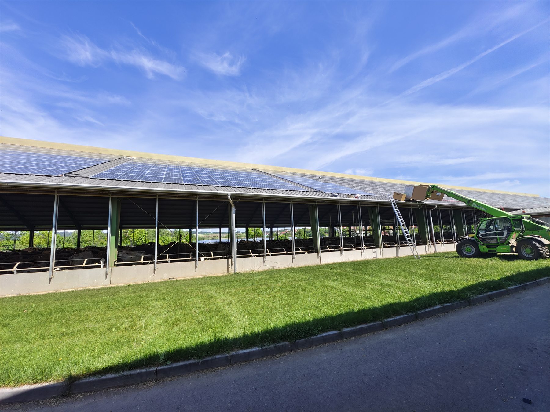 Fotovoltaické panely na střeše haly během montáže